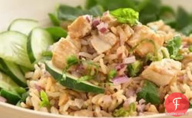 Salada tailandesa com Arroz Integral Integral e frango