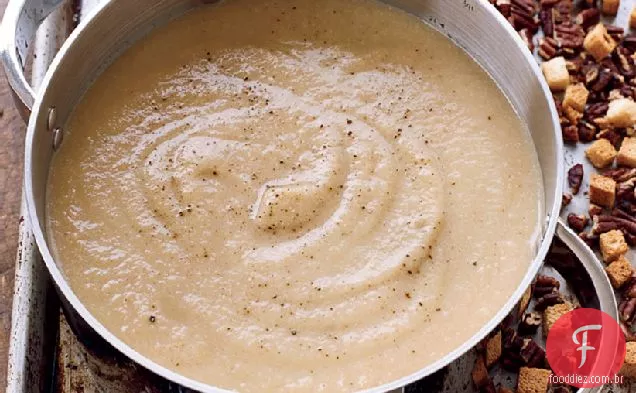 Sopa de couve-flor com nozes e Croutons de centeio