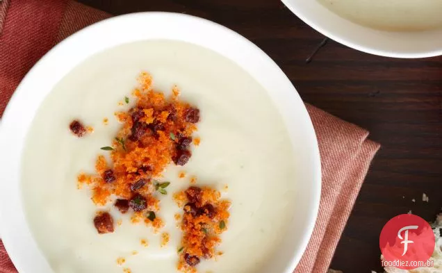 Sopa de couve-flor com migalhas de Pão de chouriço crocantes