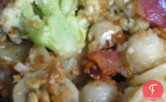 Orecchiette Com Couve-Flor, Pão Ralado, Pancetta E Pepitos