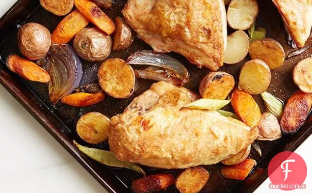 Frango assado com limão e ervas e legumes