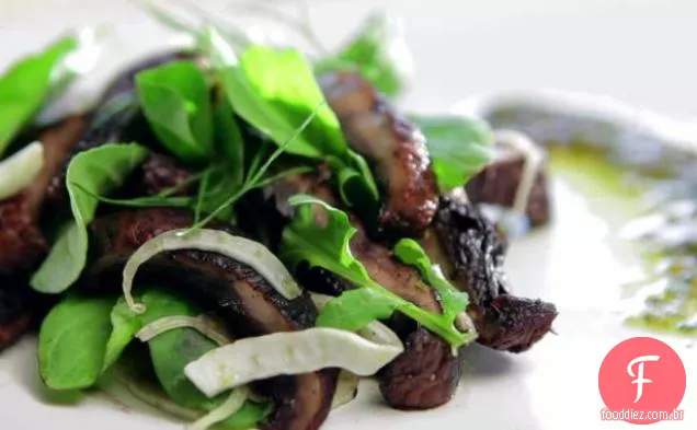 Salada Portobello grelhada com pesto de avelã