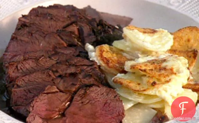 Carne de veado assada em panela com Batata Assada cremosa e aipo-rábano