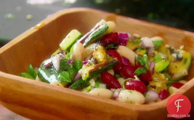 Abobrinha grelhada e salada de feijão