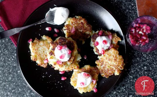 Couve-flor-Feta Fritters com iogurte esfumaçado, romã