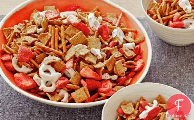 Strawberry-Pretzel Snack Mix