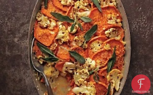 Batata doce-couve-flor gratinada com folhas crocantes de sálvia