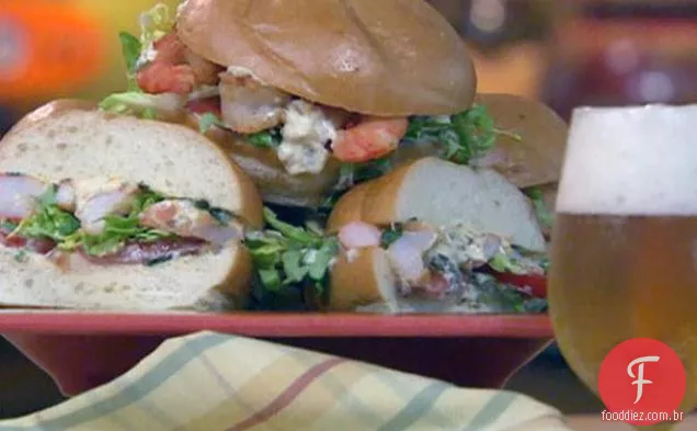 Camarão Po'Boys com maionese irritada