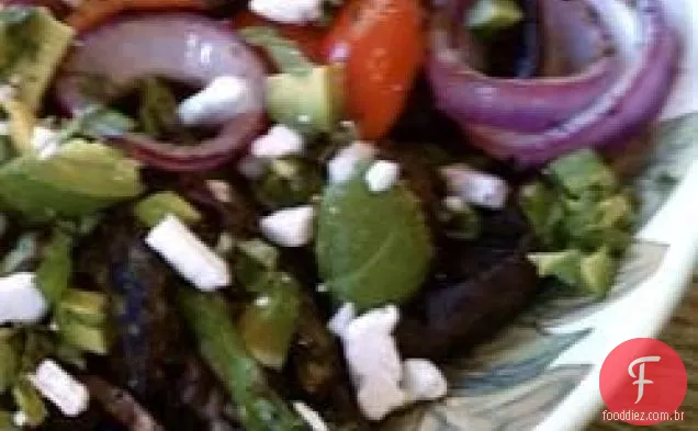 Grandes legumes esfumaçados grelhados com abacate e queijo de cabra desmorona