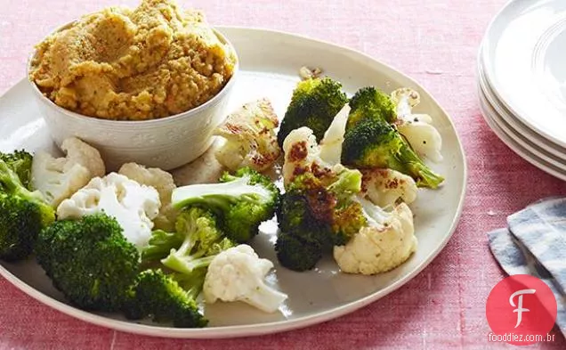 Hummus de cenoura assada com vegetais de duas maneiras