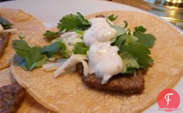 Tacos de bife com molho de iogurte picante
