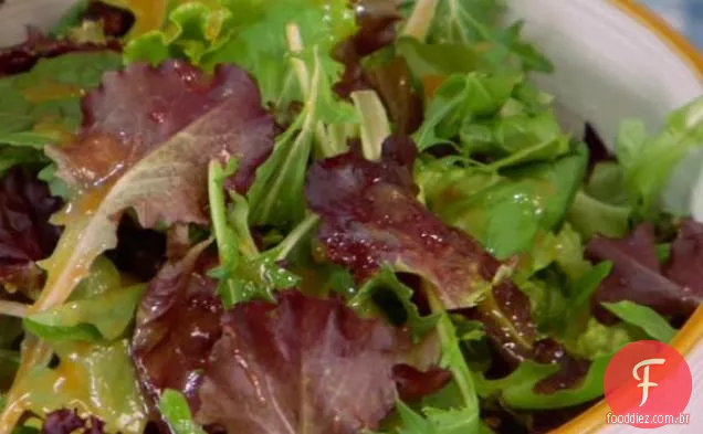 Salada verde simples com vinagrete de tomate mel