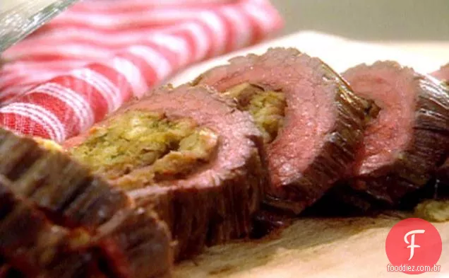 Pinwheels de bife com recheio de tomate seco ao sol e purê de alecrim