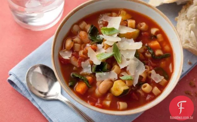 Sopa de Minestrone com macarrão, feijão e legumes