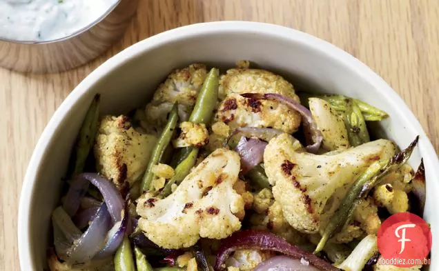 Couve-flor com curry e salada de feijão verde com iogurte de limão