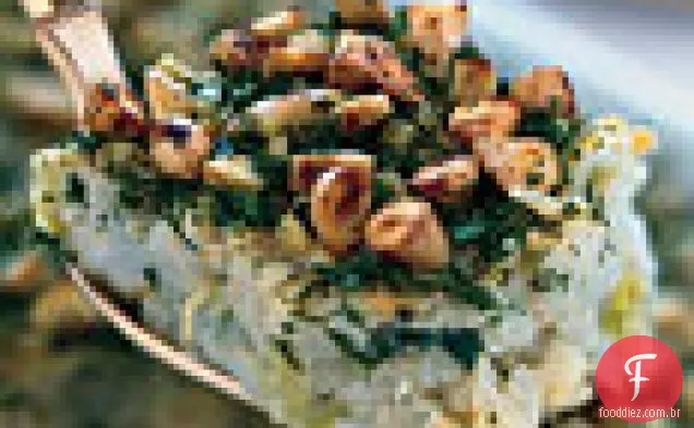 Couve-flor-Kugel de alho-poró com crosta de amêndoa e erva