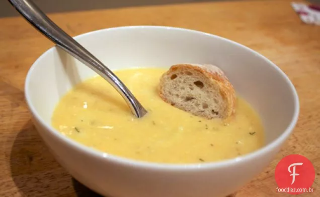 Sopa de couve-flor-cheddar