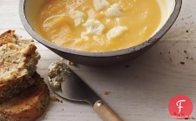 Sopa de abóbora assada com couve-flor, oni caramelizada