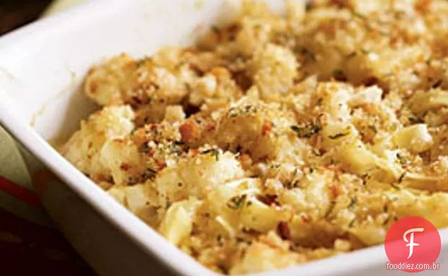 Macarrão de ovo apimentado, queijo do fazendeiro e gratinado com couve-flor