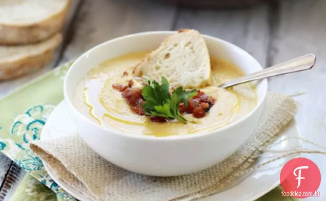 Sopa cremosa de alho e couve-flor assada
