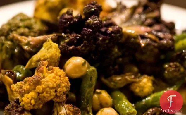 Salada De Couve-Flor Assada Com Feijão Verde, Ervilhas E Charmo