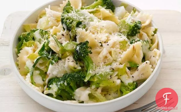 Massa de gravata borboleta com brócolis e batatas