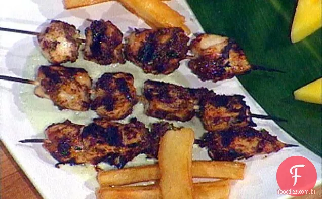 Bob Marley's Reggae: Espetos De Peito De Frango Marinado, Chargrilled e servido com molho cremoso de pepino e batatas fritas de mandioca
