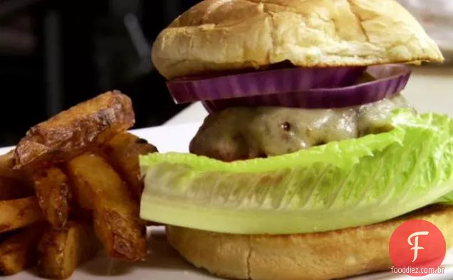 Hambúrgueres e batatas fritas com queijo lombo