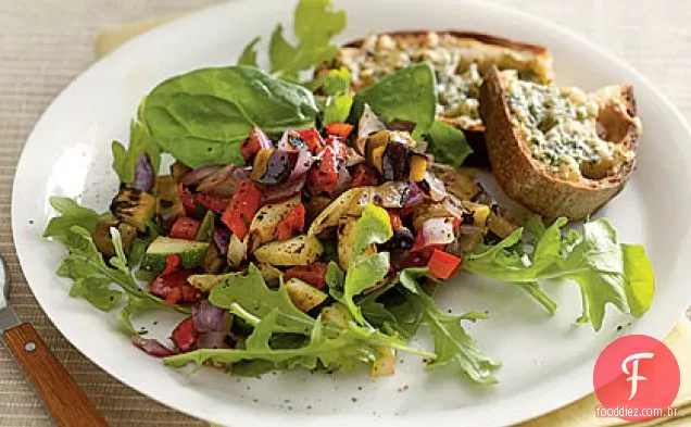 Salada de legumes Siciliana grelhada com torrada Gruyère picante