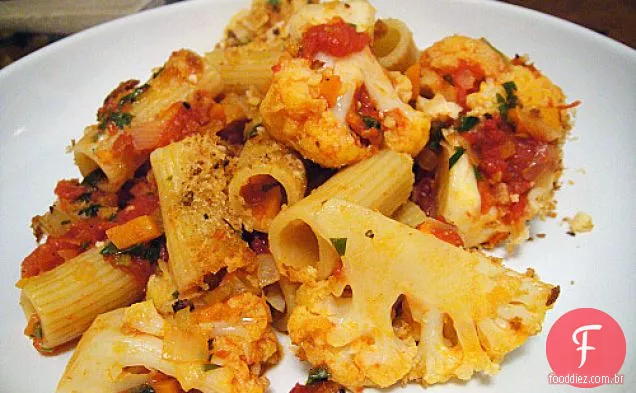 Cozinhe o livro: Rigatoni com couve-flor, Pecorino, pimenta e migalhas de pão