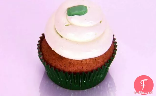 Bolo de Azeite De Alcachofra da Cidade Esmeralda com recheio de Kiwi e cobertura de Chantilly