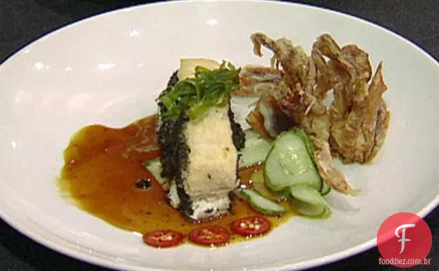 Pan Seared Rockfish Selvagem e Soft Shell Caranguejo Tempura com gengibre e Yuzu esmalte, pepino e torrado Nori