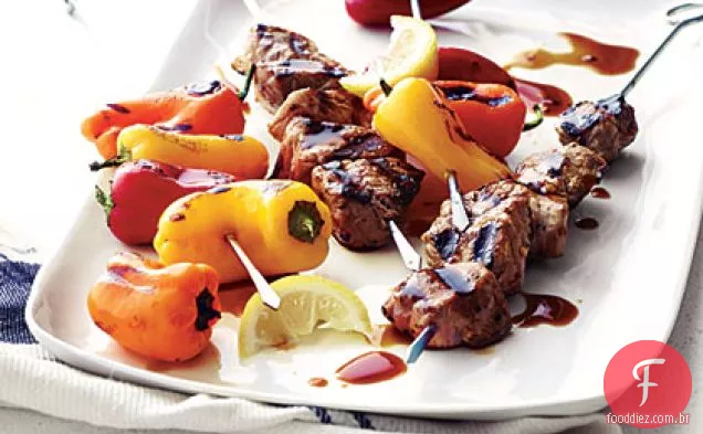Kebabs de porco e pimenta doce