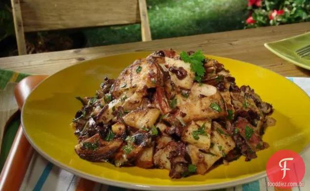 Salada de batata quente grelhada com alho assado e molho de Azeitona Preta