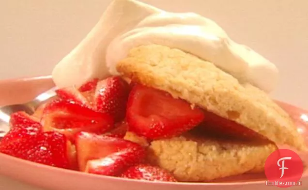 Cardamomo Shortcake com bagas de bordo