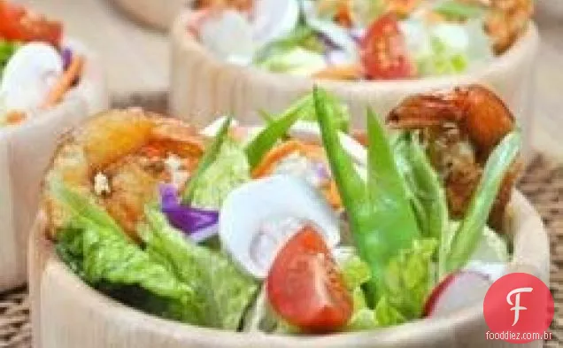Salada de camarão grelhado com vinagrete de gergelim e gengibre