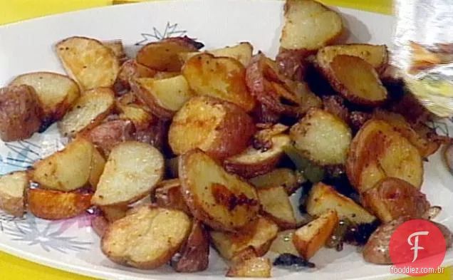 Batatas fritas no forno com pimentão e cebola