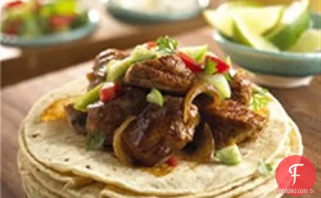 Carnitas de porco com molho de tomate coentro