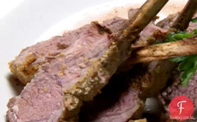 Costeletas de cordeiro com crosta de alho e erva