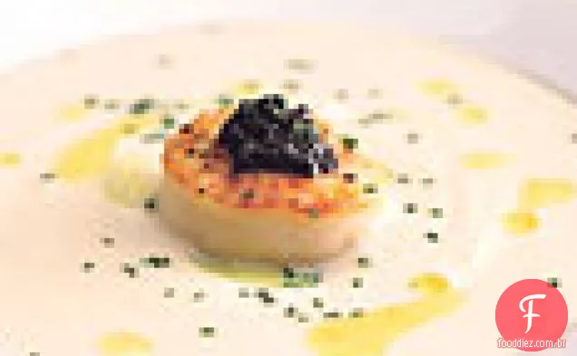 Sopa de couve-flor com vieiras, óleo de limão e Caviar Americano