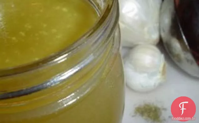 Caldo de galinha em um fogão lento