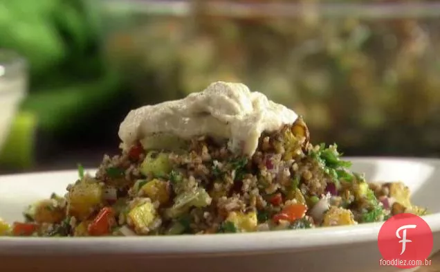 Tabbouleh vegetal assado com pão achatado grelhado e iogurte-molho tahine