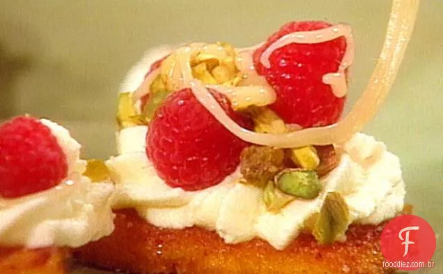 Crostini de Polenta doce com Mascarpone, framboesas, pistache e mel de Lavendar