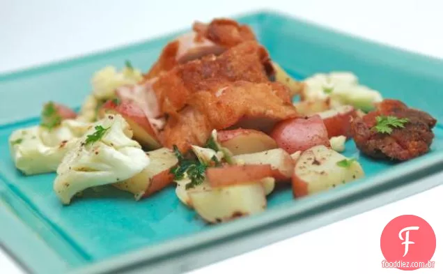 Peito de frango recheado com molho de Curry sobre batatas assadas e couve-flor