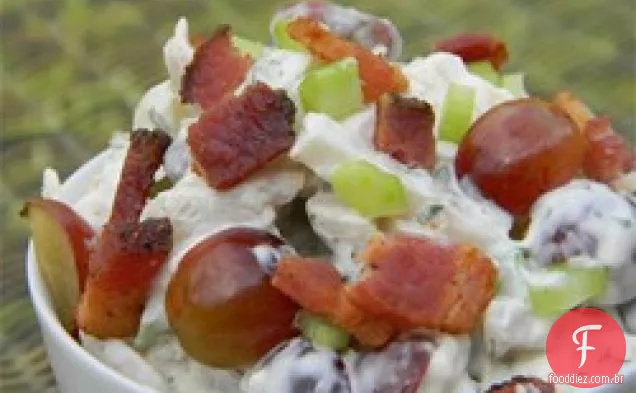 Salada de frango com Bacon e uvas vermelhas