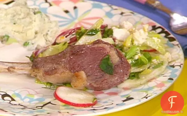 Costeletas de cordeiro e salada do início da primavera e purê de alho-ervilhas - N-batatas
