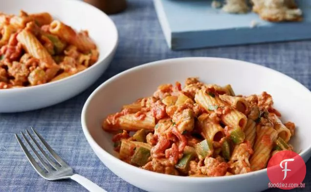 Salsicha de frango Rigatoni em um molho de Vodka picante