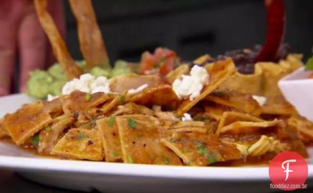 Chilaquiles Rojos (Prato De Café Da Manhã Tradicional Mexicano)