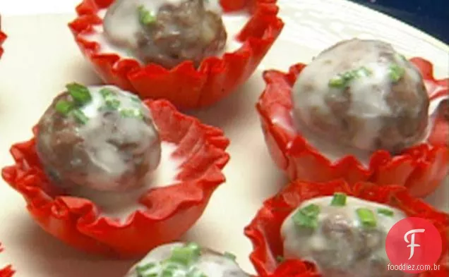 Almôndegas de caril de veado em copos Phyllo de tomate secos ao sol
