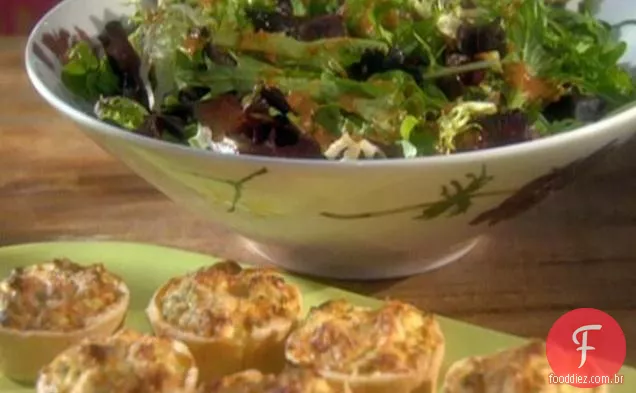 Tigelas de ricota assadas com frango e Parmesão e uma salada verde mista com vinagrete de tomate e manjericão